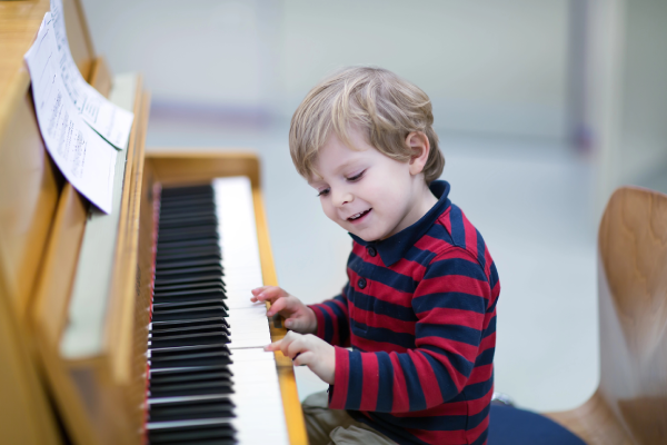 enfant apprenant le piano dans l'ecole de musique yamaha de bauermusique